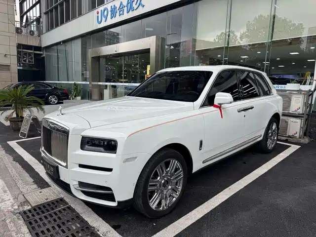 Rolls-Royce Cullinan 4 места