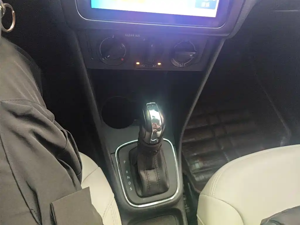 Volkswagen Polo 2016 1.4L Automatic Trend фото 14