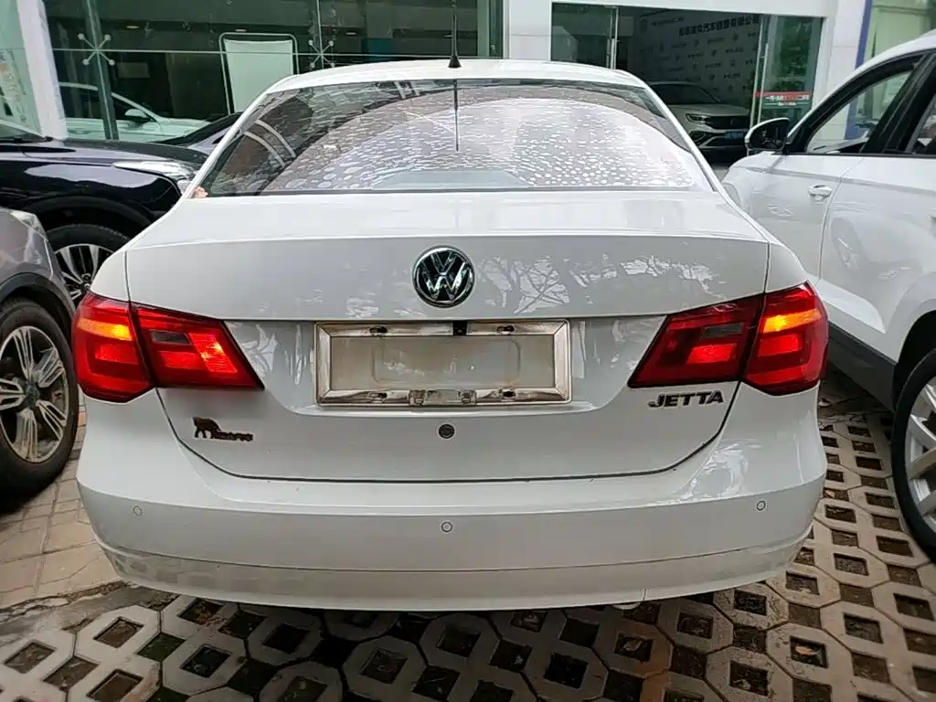 Photo 6 - Volkswagen Jetta