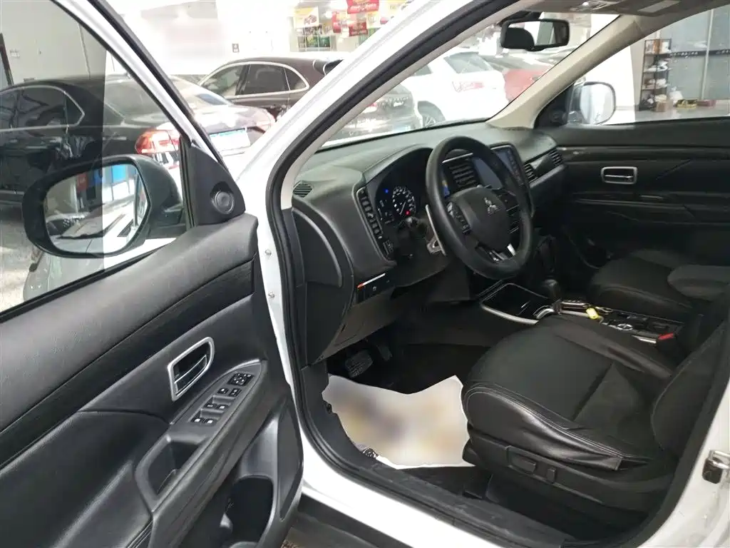 MITSUBISHI OUTLANDER