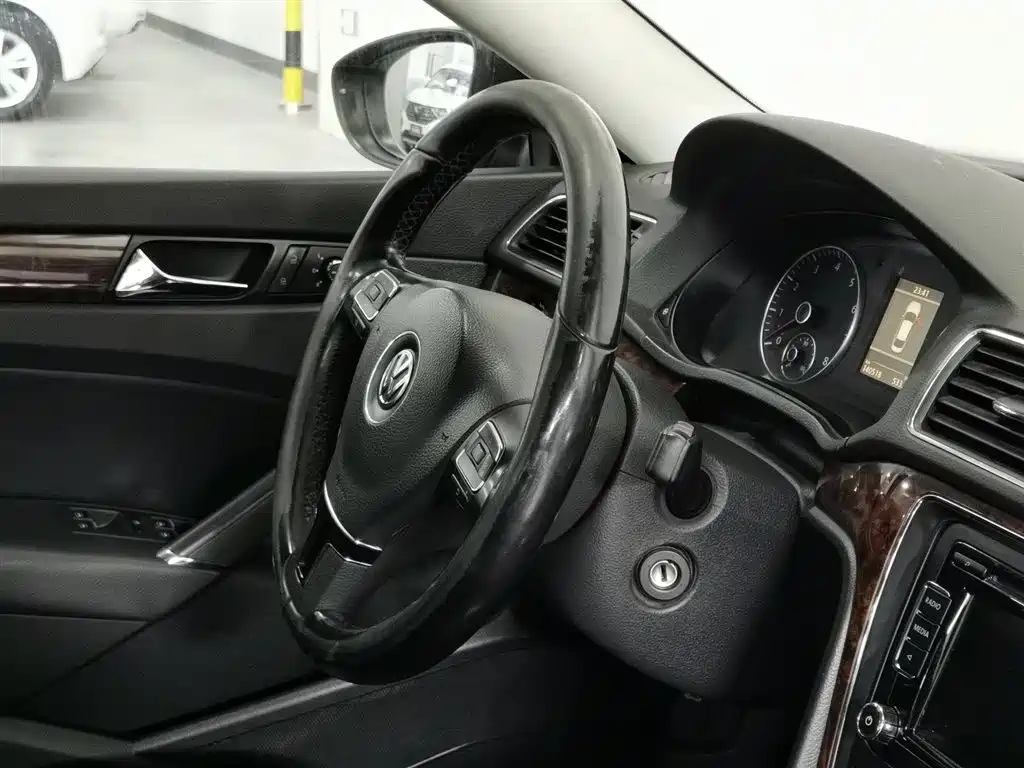 Volkswagen Passat 2011 1.8TSI DSG Royal Edition фото 22
