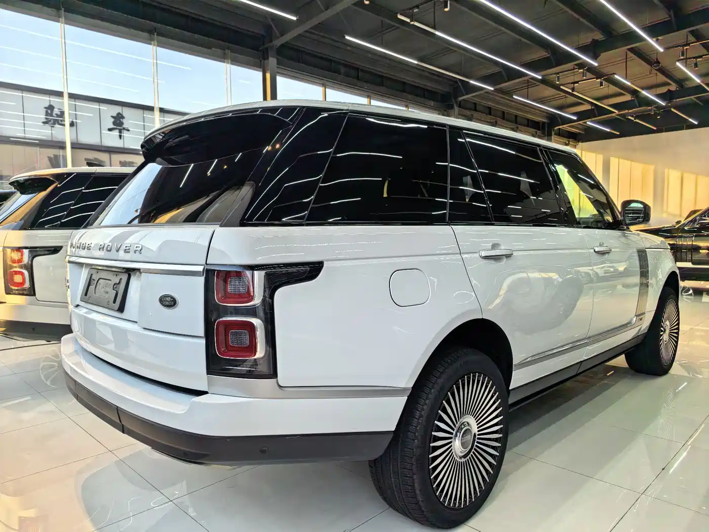 Land Rover Range Rover 2018 3.0 SC V6 Vogue SE Genesis Extended Edition фото 4