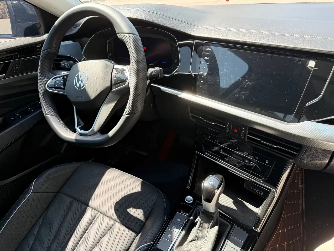 Volkswagen Passat 2024 380TSI Luxury фото 12