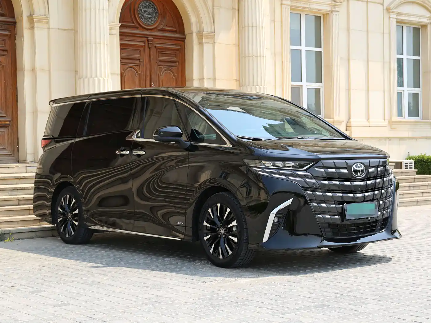 Toyota Alphard 2025 Hybrid 2.5L Ultimate Gold Edition фото 3