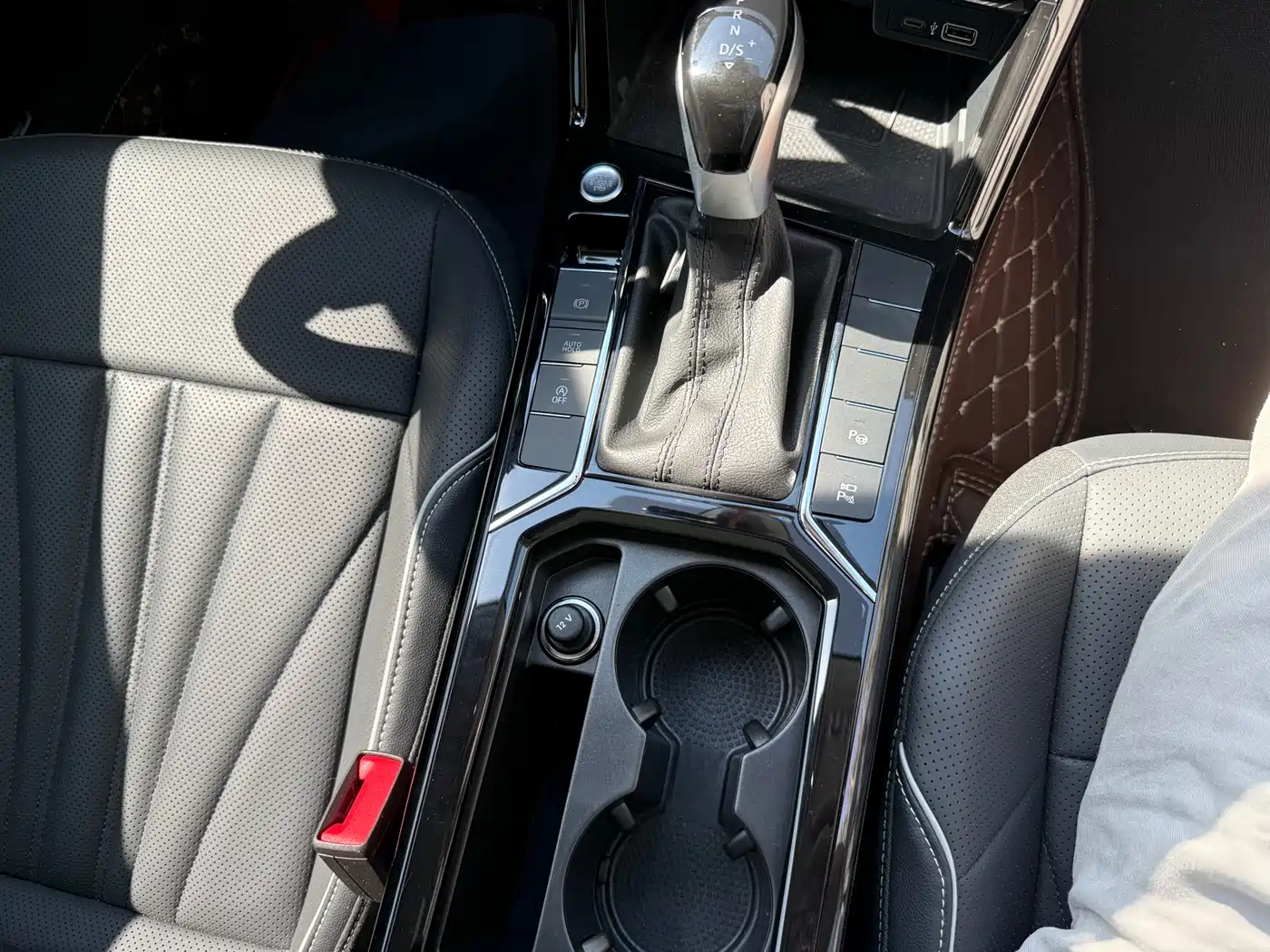 Volkswagen Passat 2024 380TSI Luxury фото 13
