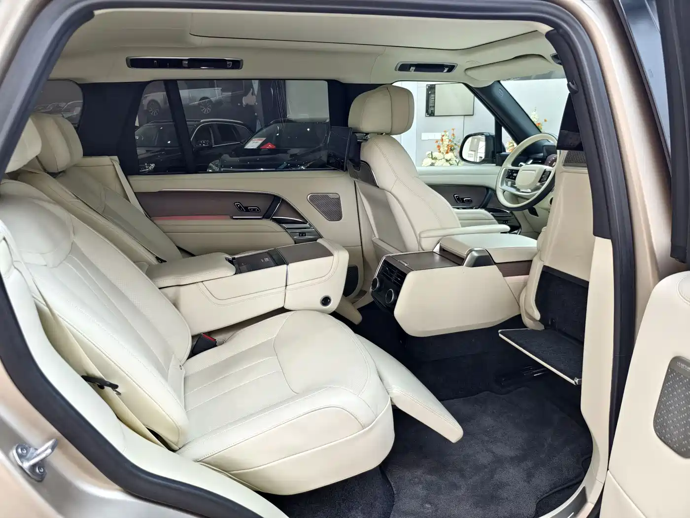 Land Rover Range Rover 2023 4.4 V8 530PS Launch Edition фото 6