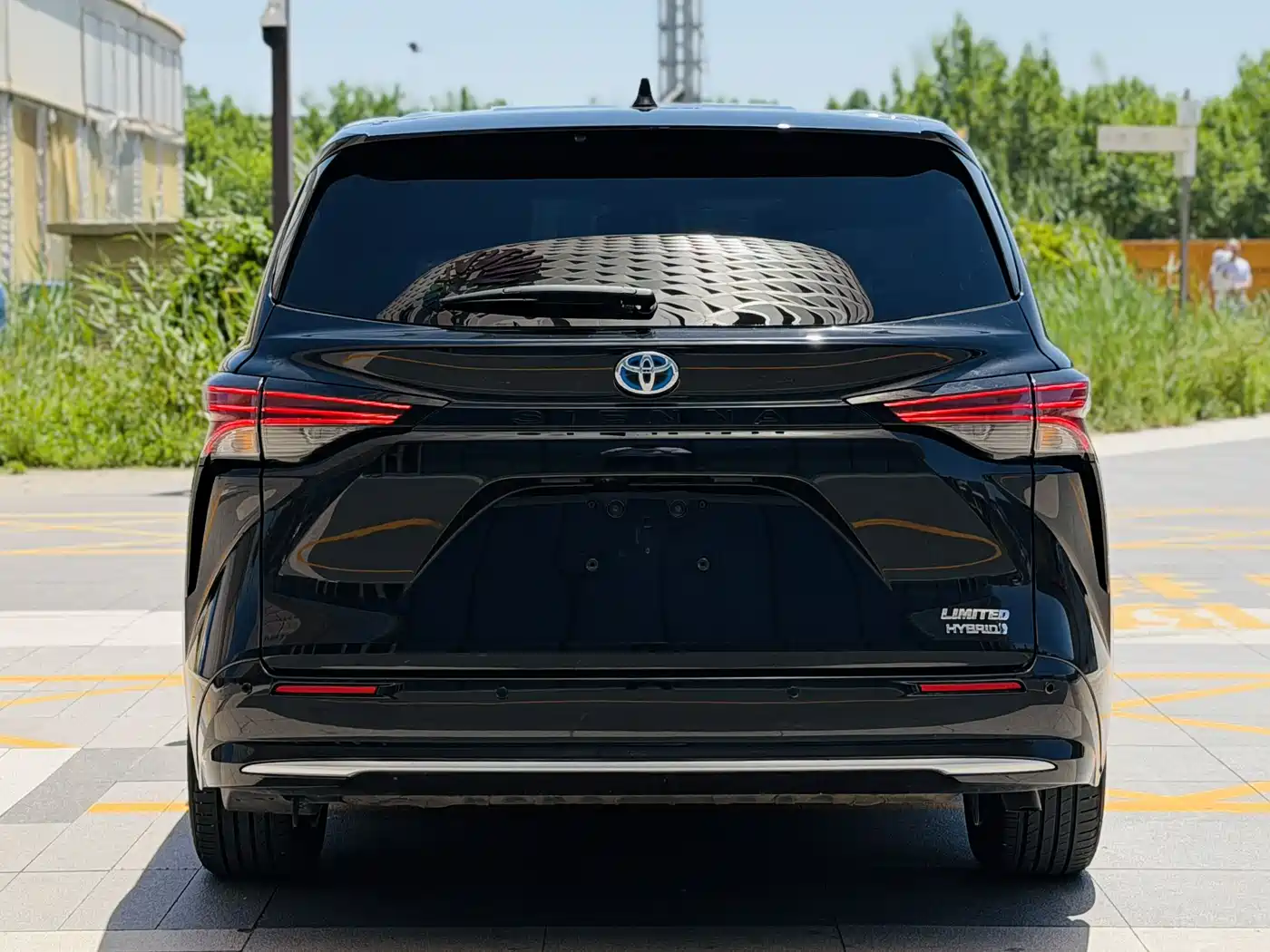 Toyota Sienna 2021 2.5L Hybrid Premium Edition фото 4
