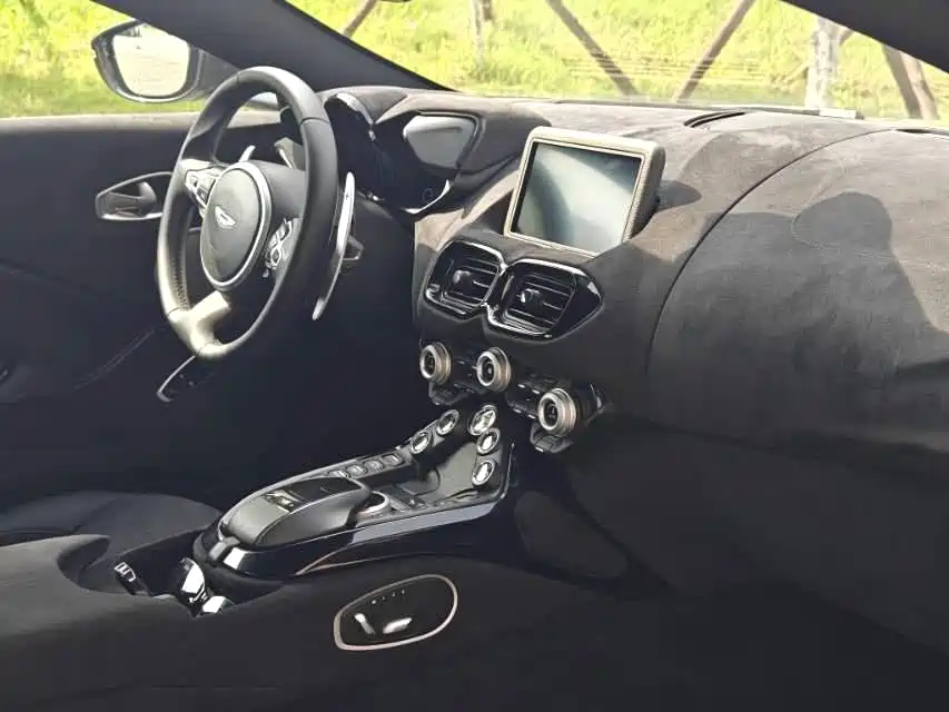 Aston Martin V8 Vantage 2018 4.0T V8 Coupe фото 6