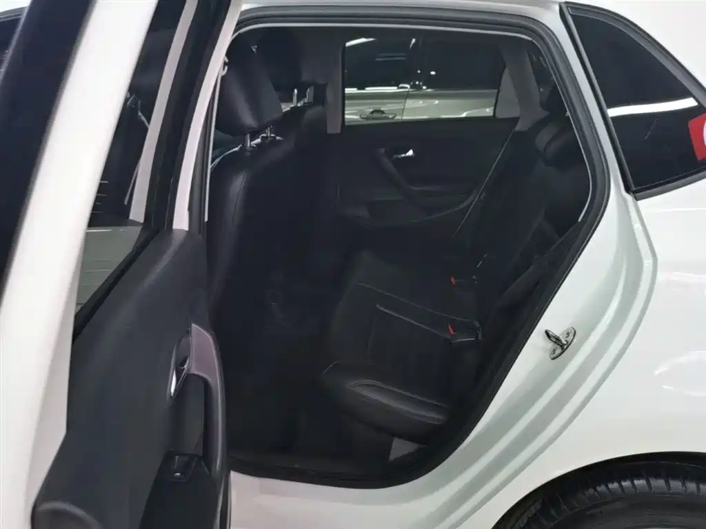 Volkswagen Polo 2016 1.4L Automatic Trend фото 17