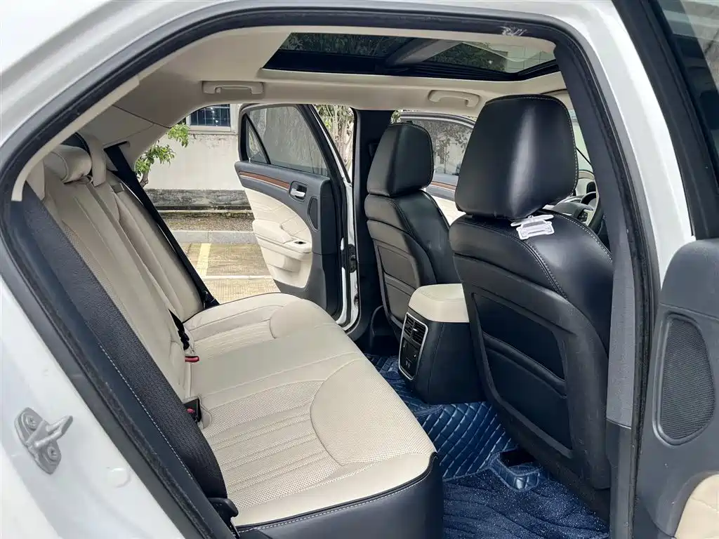 Chrysler 300C (Import) 2016 3.0L Beyond Edition фото 18