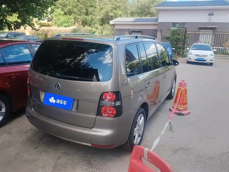 Volkswagen Touran 2015 1.4T DSG Comfort Edition 5-seater фото 3