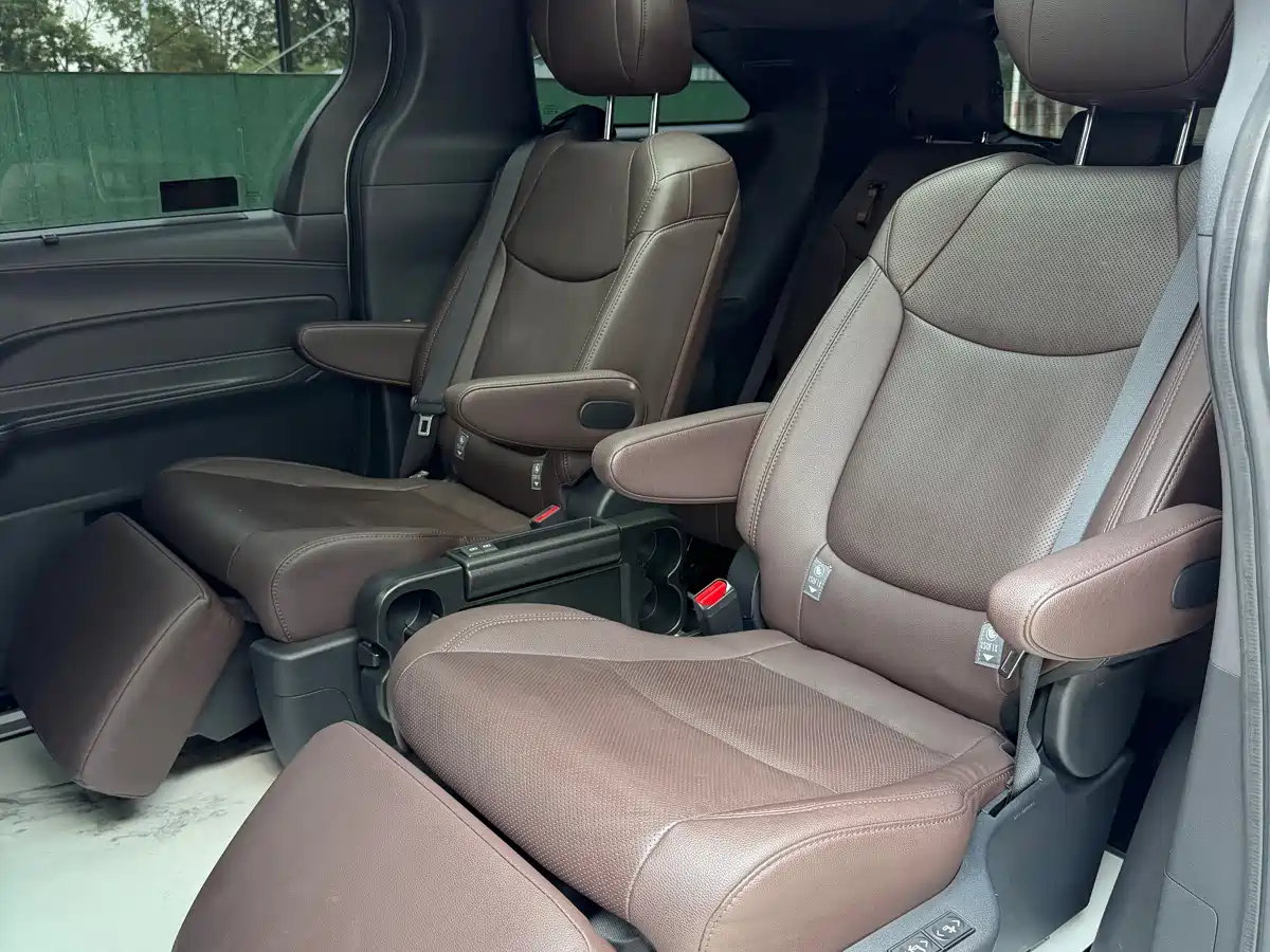 Toyota Sienna 2023 2.5L Hybrid Platinum Edition фото 10