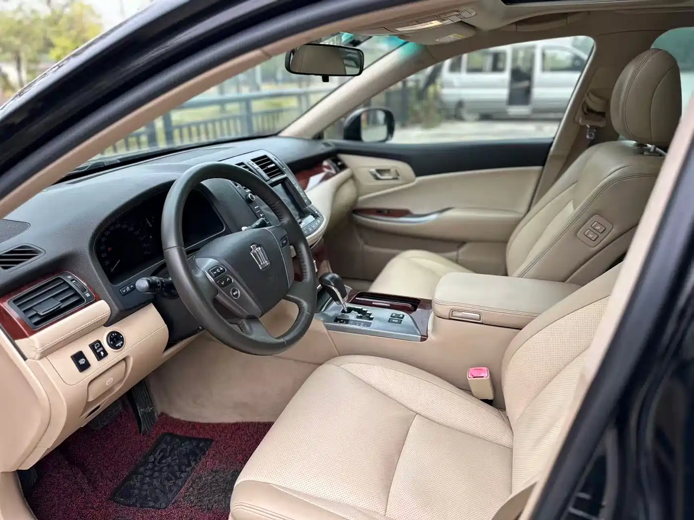 Toyota Crown 2012 2.5L Royal Leather Edition фото 4