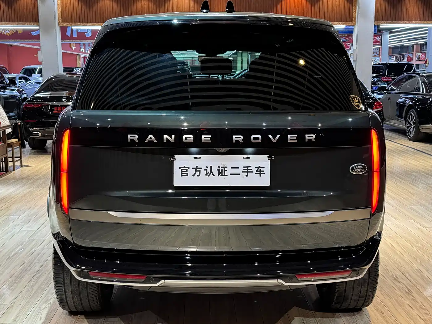 Land Rover Range Rover 2023 3.0 L6 400PS Golden Age 7-Seater Long Wheelbase фото 11