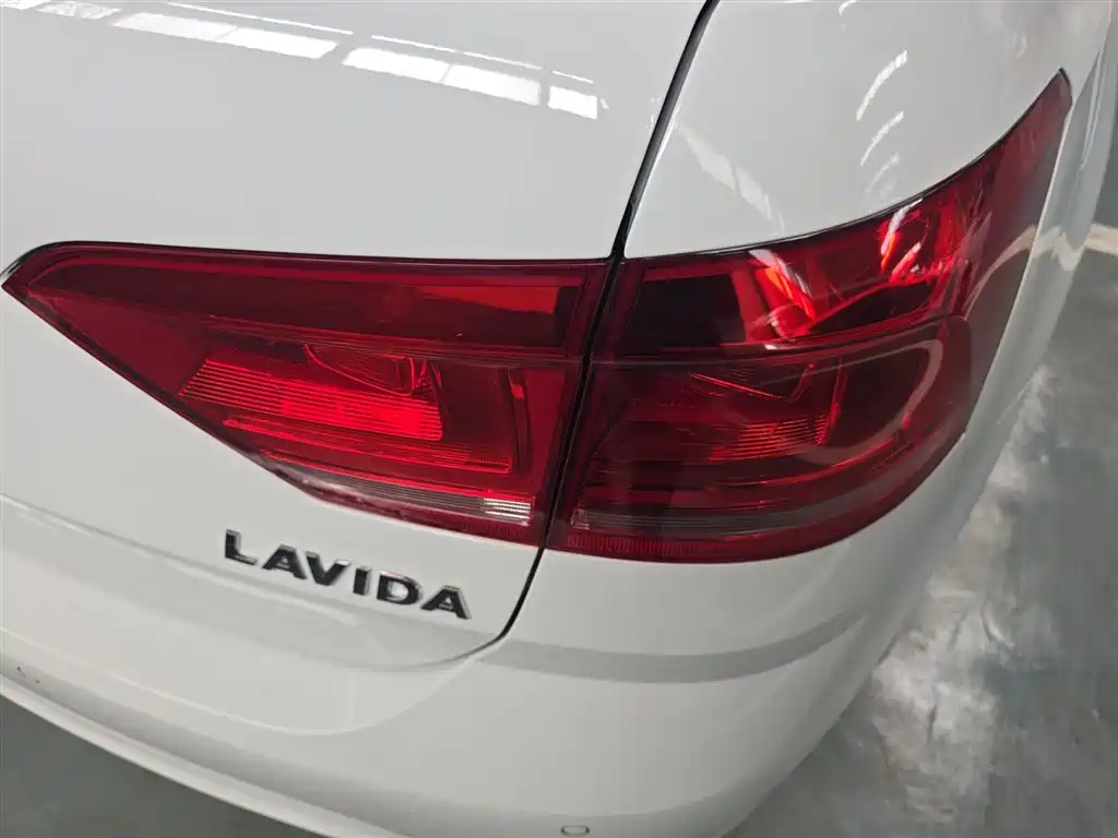 Volkswagen Lavida Tour 2015 1.6L Automatic Trend Edition фото 8