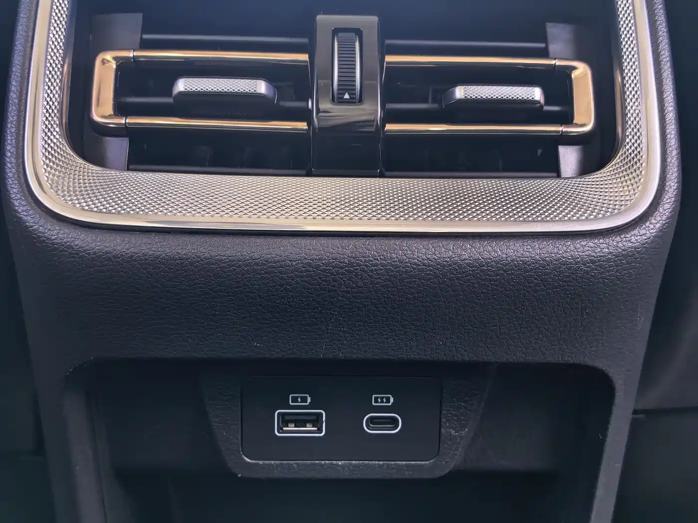 Hongqi H5 2024 1.5T DCT Smart Connect Flag Rhythm Edition фото 16