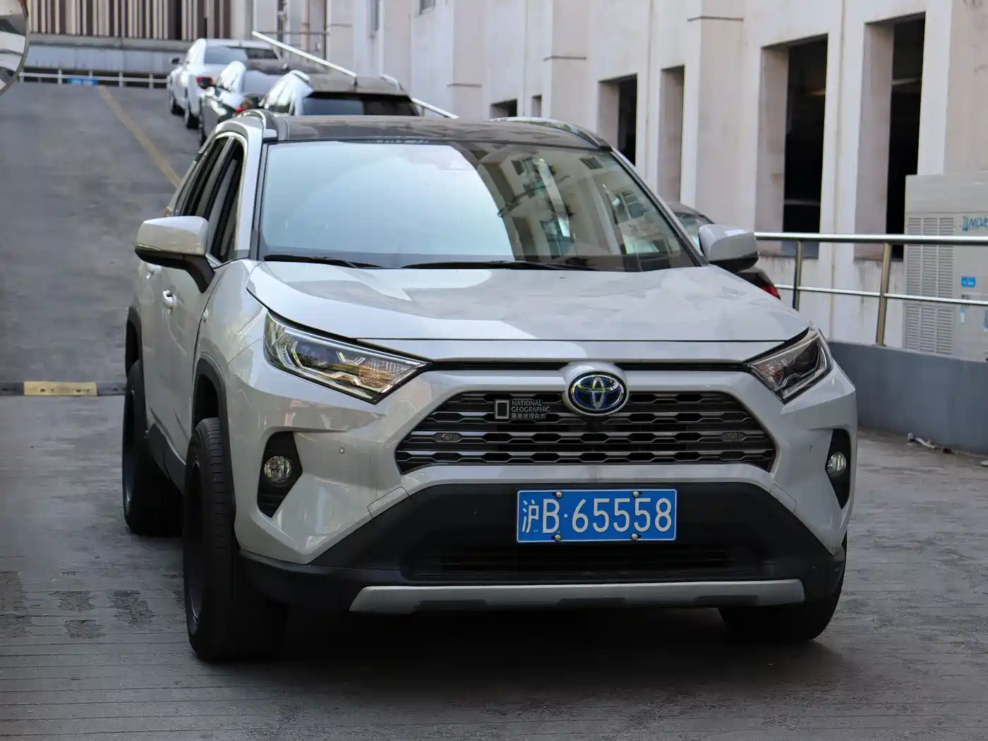 Toyota RAV4 Rongfang 2020 Hybrid 2.5L E-CVT AWD Flagship Edition фото 3