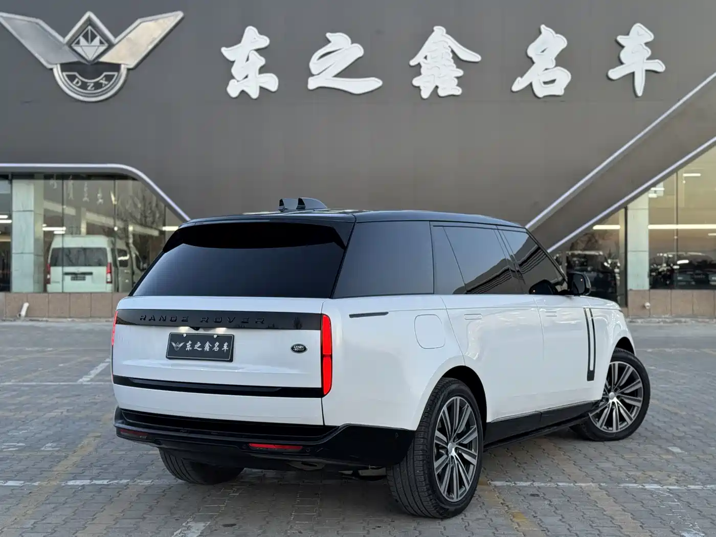 Land Rover Range Rover 2025 3.0 L6 400PS Genesis Extended Wheelbase фото 5