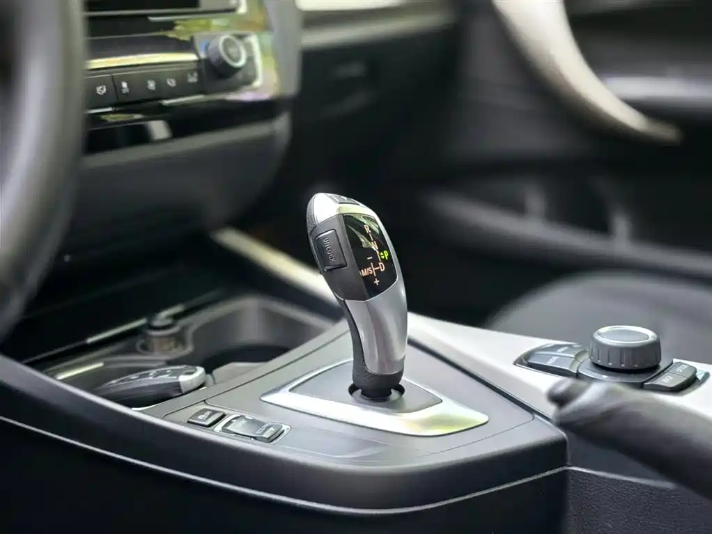 BMW 1 Series (Import) 2015 120i Leading фото 13