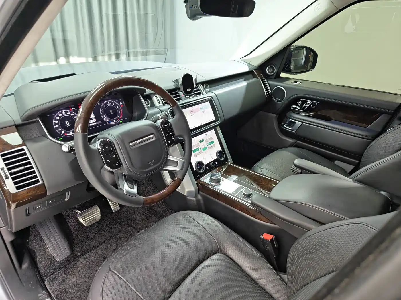 Land Rover Range Rover 2021 3.0 L6 Heritage Extended Classic Edition фото 6