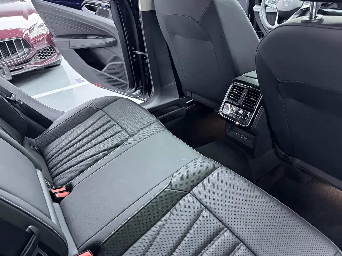 Volkswagen Passat 2024 380TSI Starlight Dragon Soaring Edition фото 14
