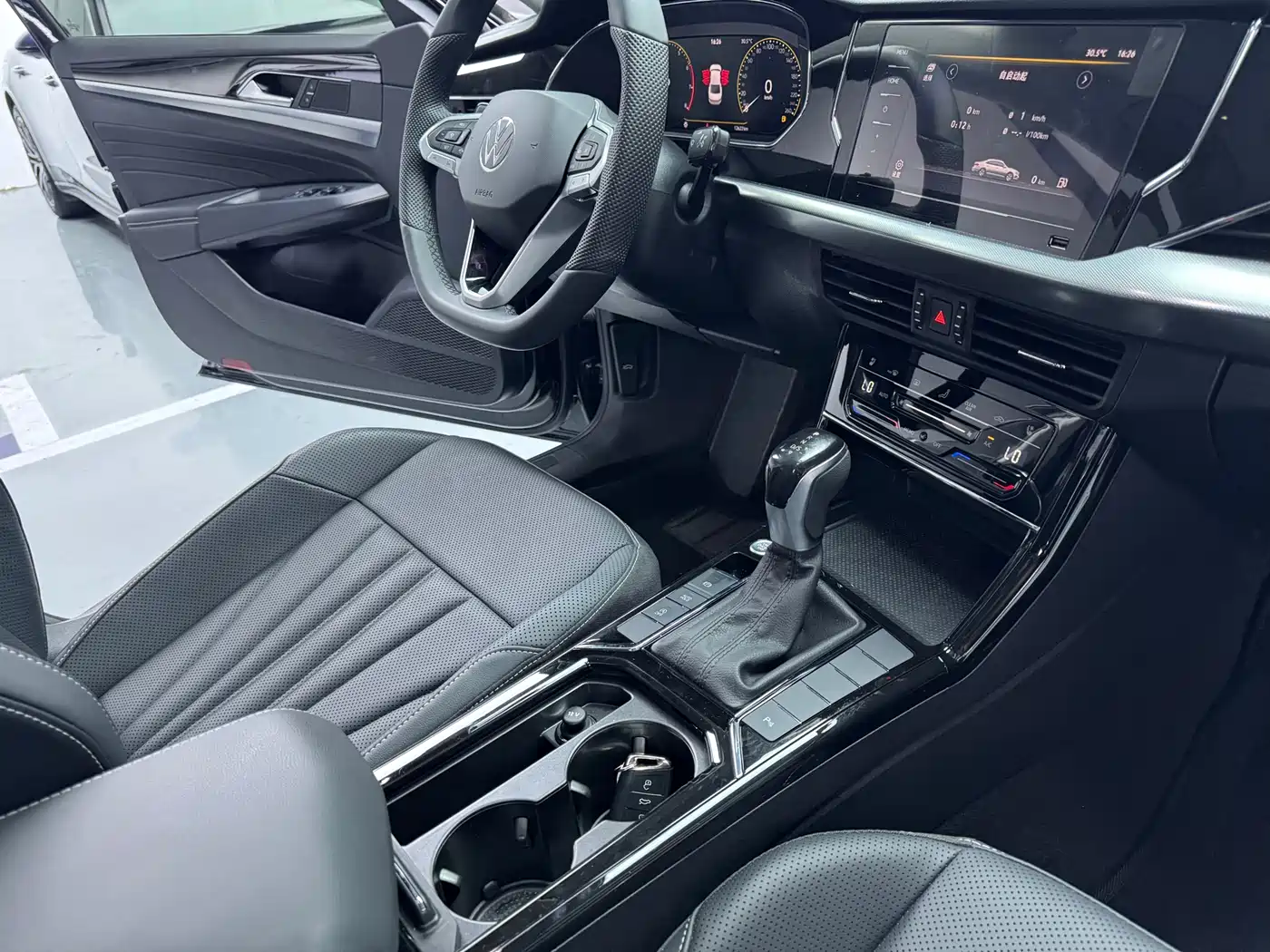 Volkswagen Passat 2024 380TSI Starlight Dragon Soaring Edition фото 12