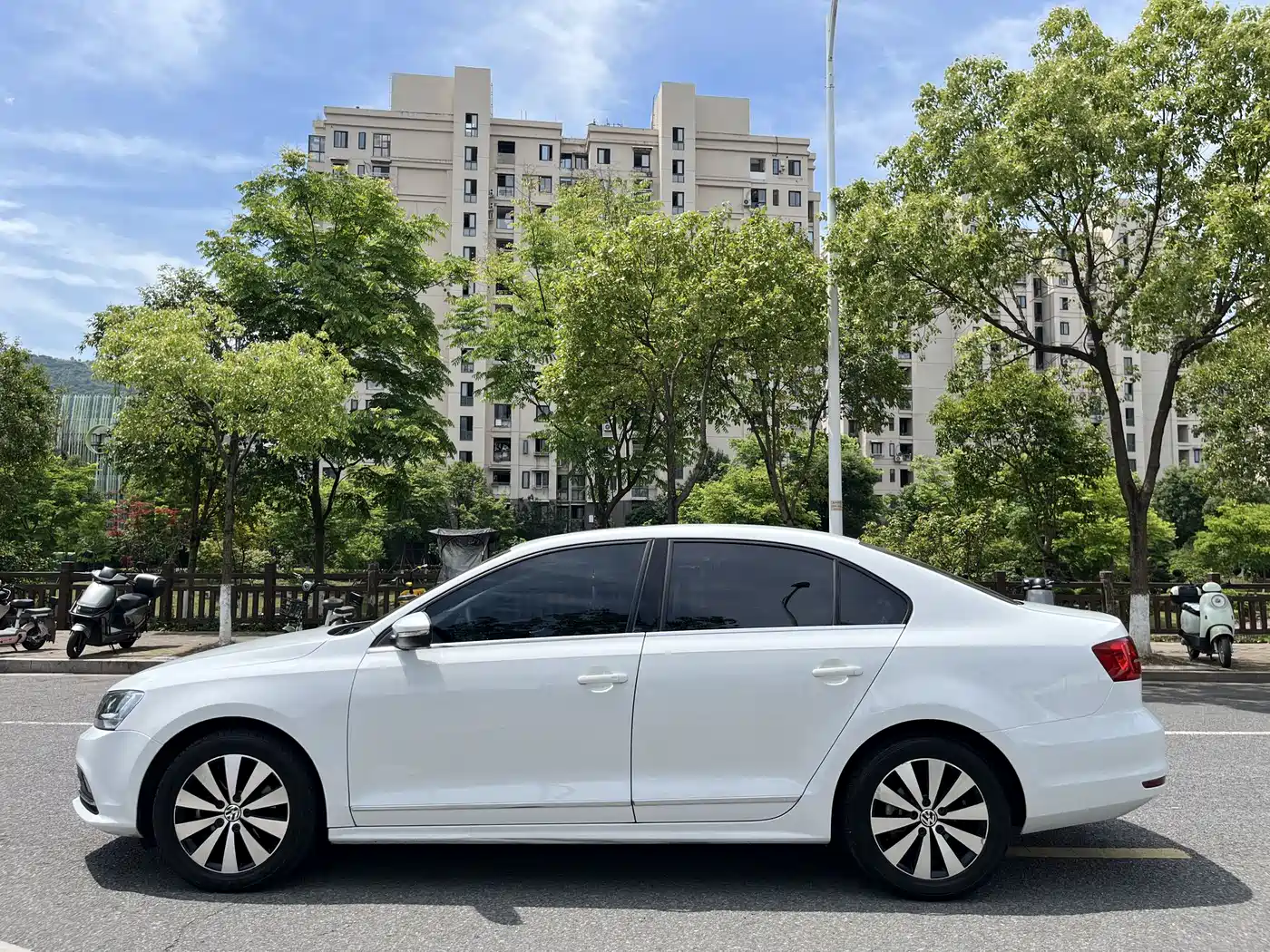 Volkswagen Sagitar 2017 1.6L Automatic Comfort фото 13