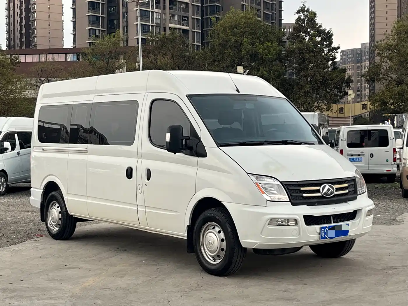 SAIC Maxus Xintu V80 2021 2.0T PLUS Manual Business Travel Edition Long Wheelbase Medium Roof 9 Seats фото 3