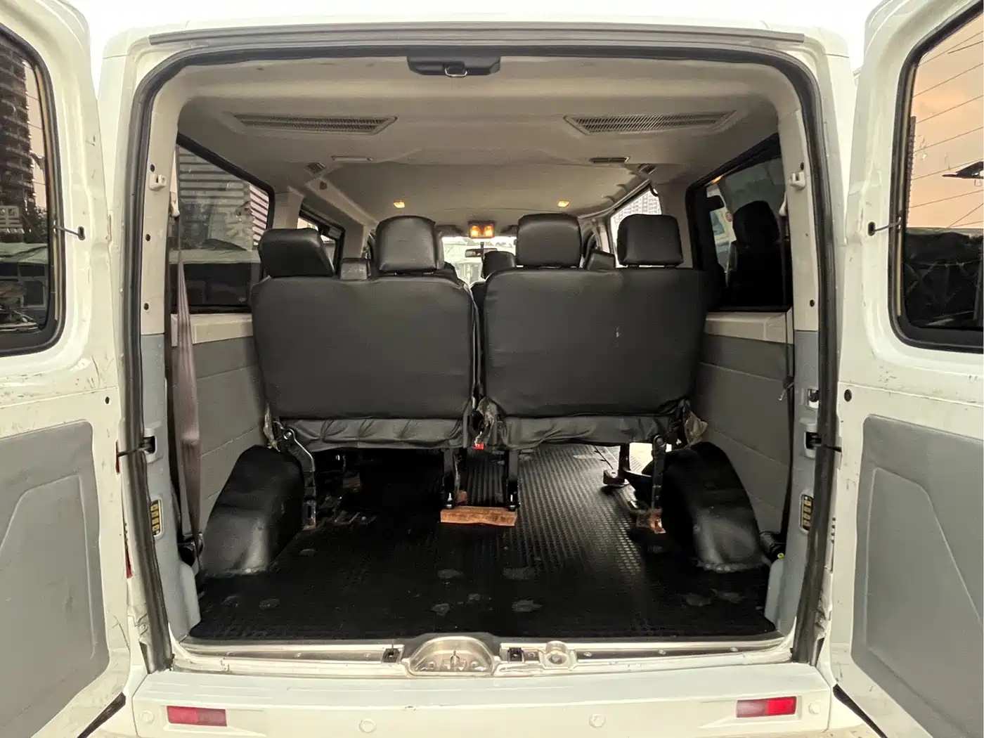 SAIC Maxus Xintu V80 2023 2.0T PLUS Manual Urban Edition Short Wheelbase Ultra-low Roof 7/8/9-seater фото 13
