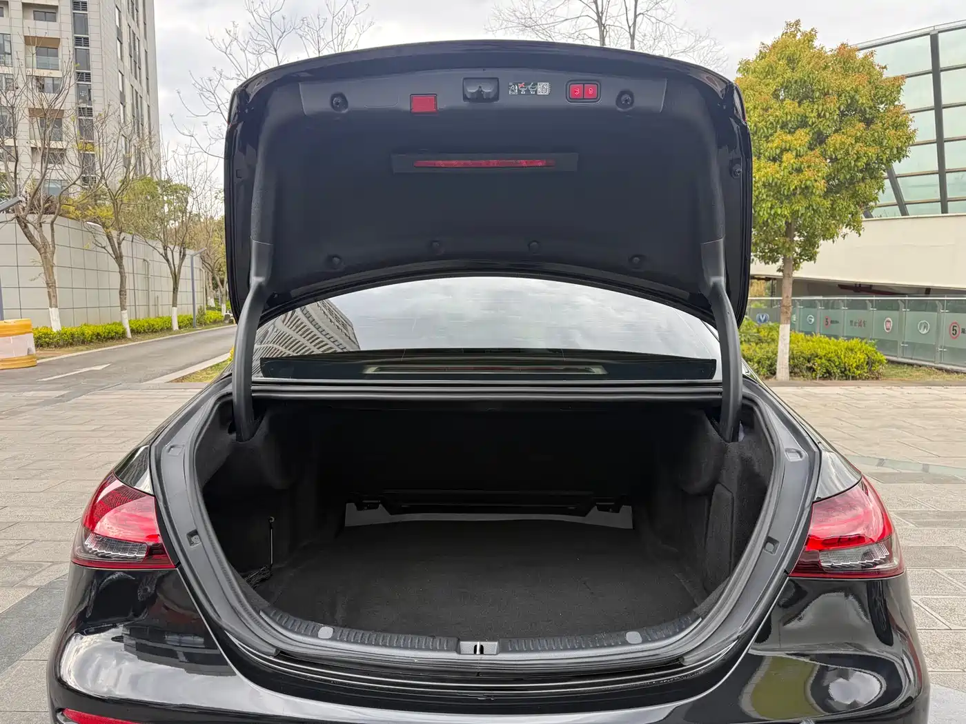 Mercedes-Benz E-Class 2023 E 300 L Fashion фото 39