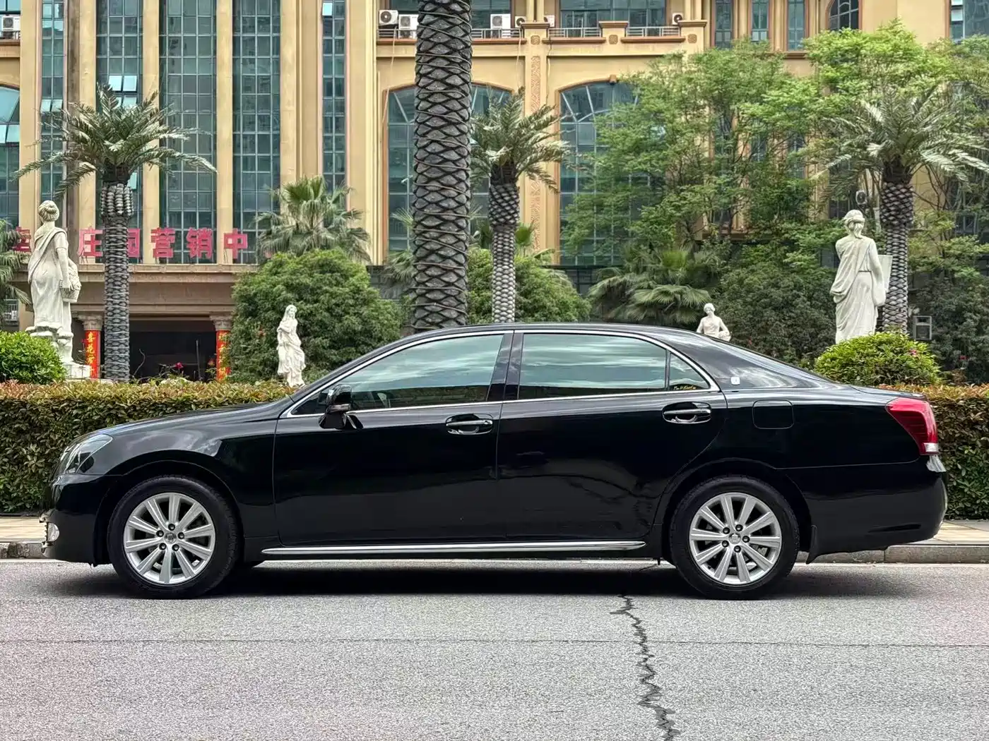 Toyota Crown 2011 2.5L Royal Leather Sunroof Special Edition фото 2