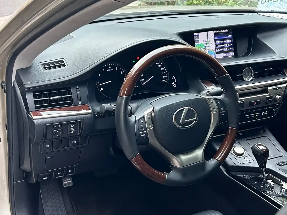 Lexus ES 2013 250 Elegance Edition фото 11