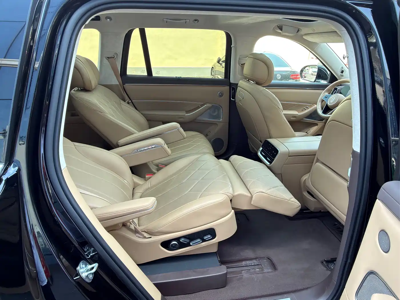 AITO Wenjie AITO M8 2025 Extended Range Ultra 53.4kWh 6-Seater фото 12