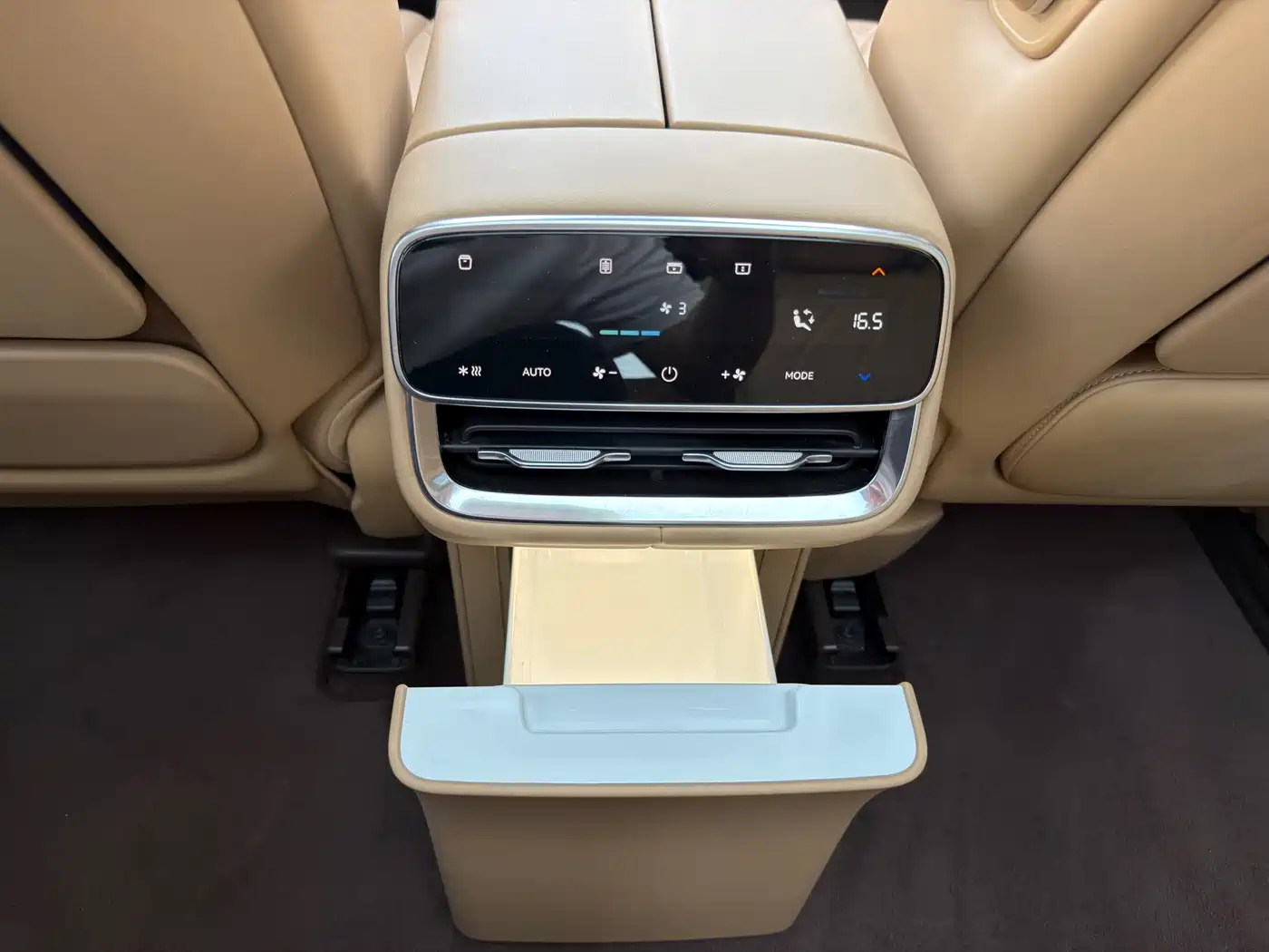 AITO Wenjie AITO M8 2025 Extended Range Ultra 53.4kWh 6-Seater фото 8