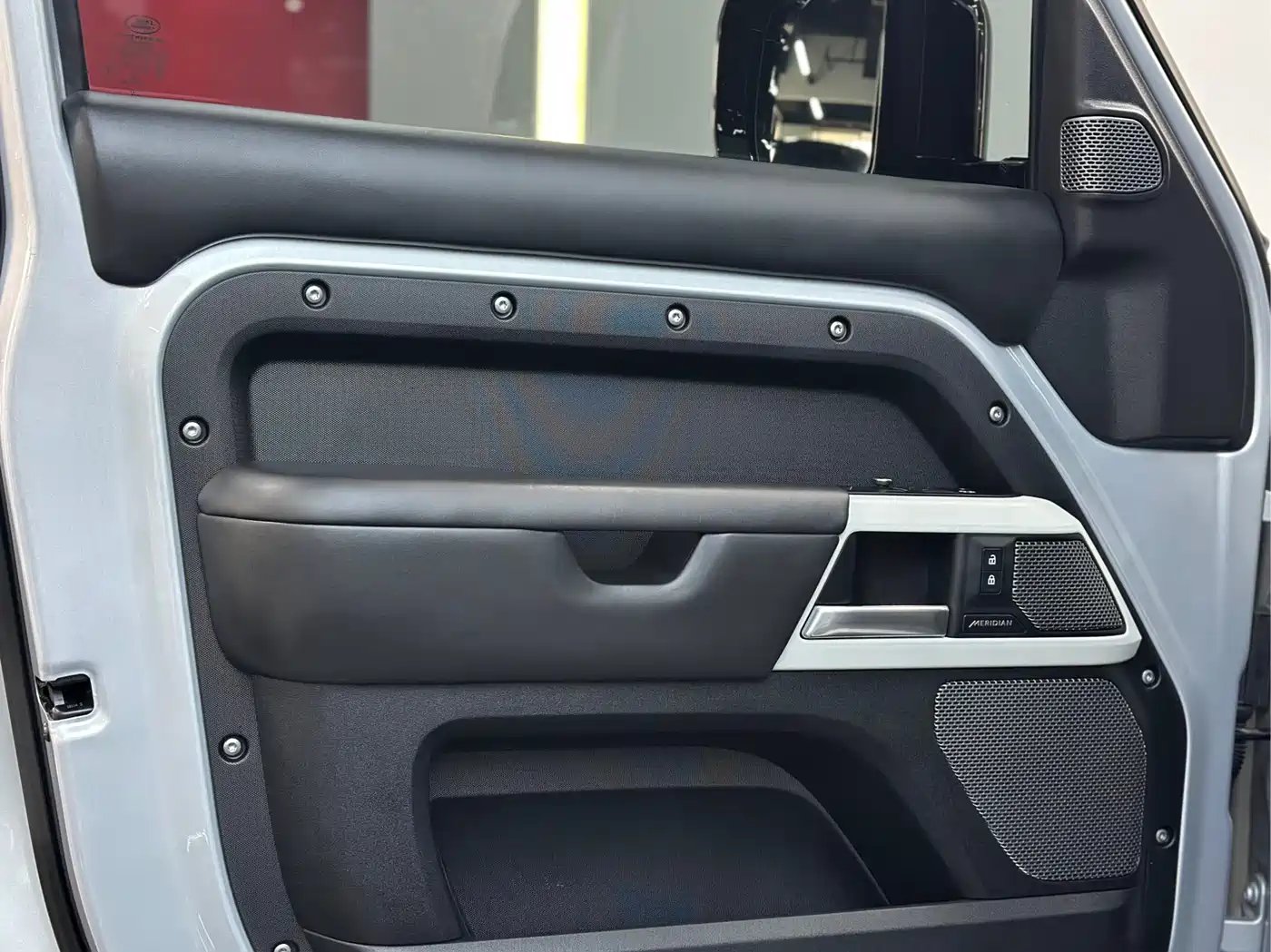 Land Rover Defender 2021 110 P400 X-DYNAMIC HSE фото 5