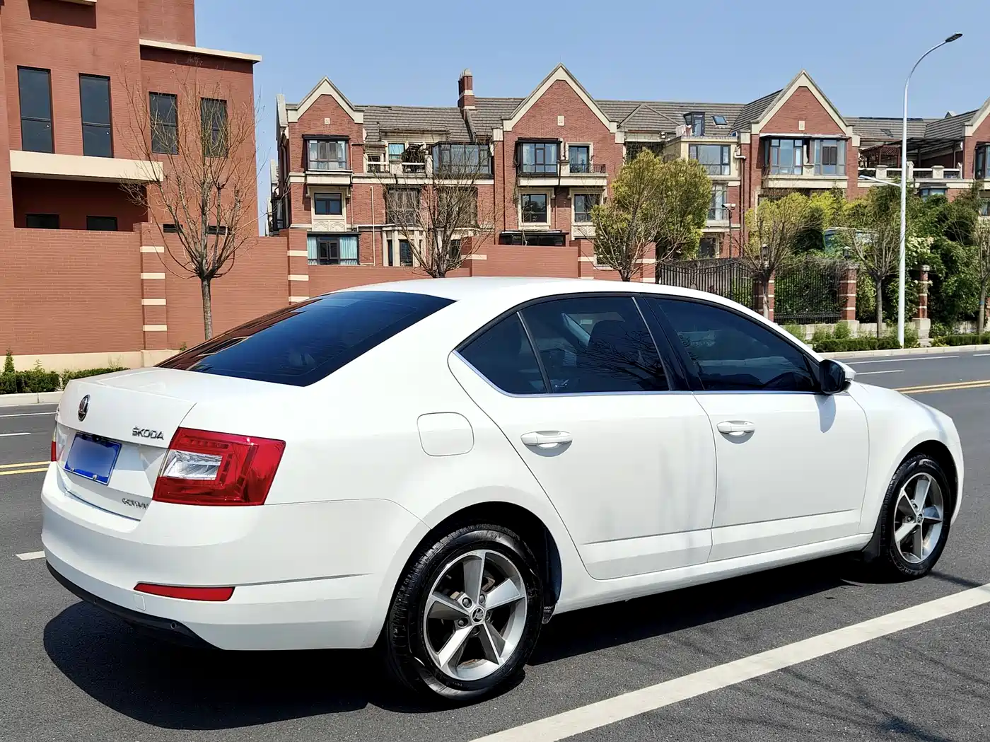 Škoda Octavia 2016 1.6L Manual Pioneer Edition фото 14