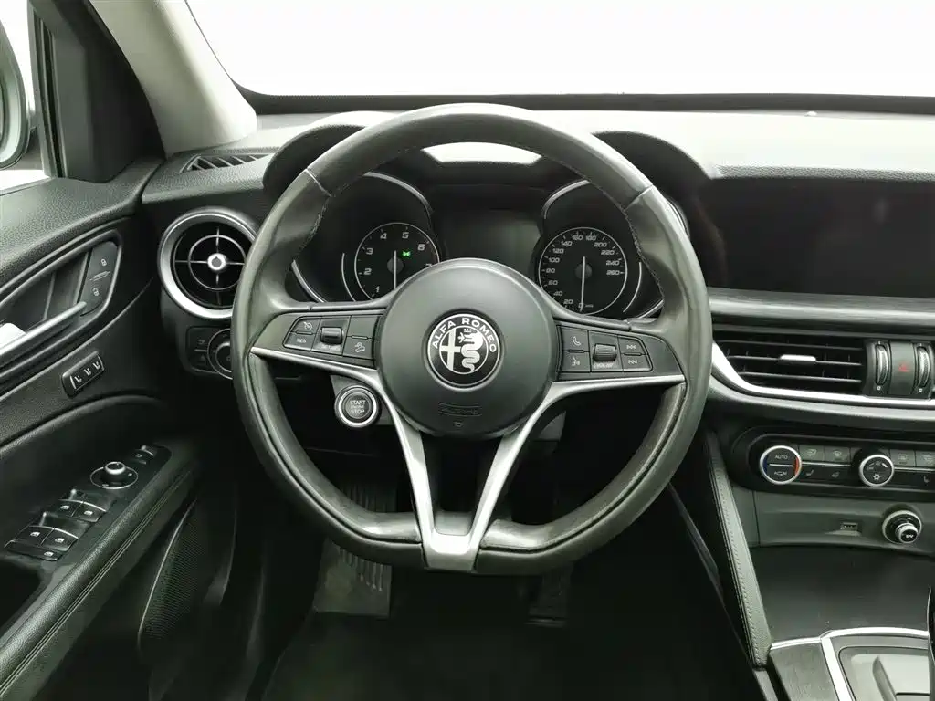 Alfa Romeo Stelvio 2017 2.0T 200HP Elite фото 11