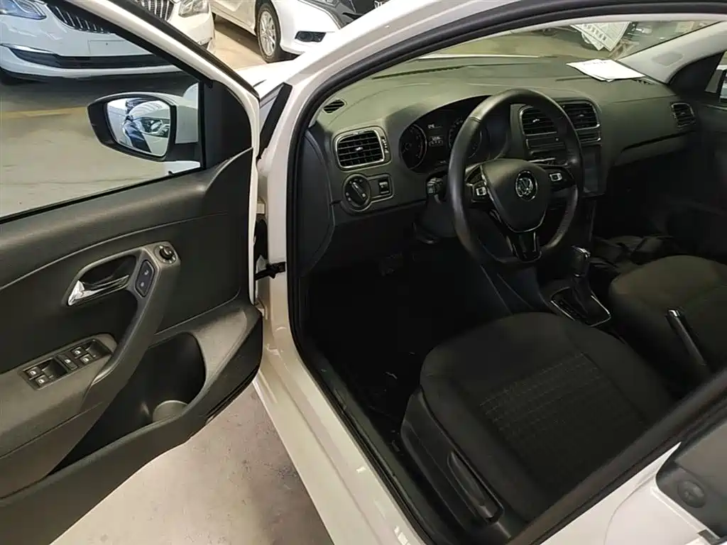 Volkswagen Polo 2016 1.6L Automatic Comfort фото 16