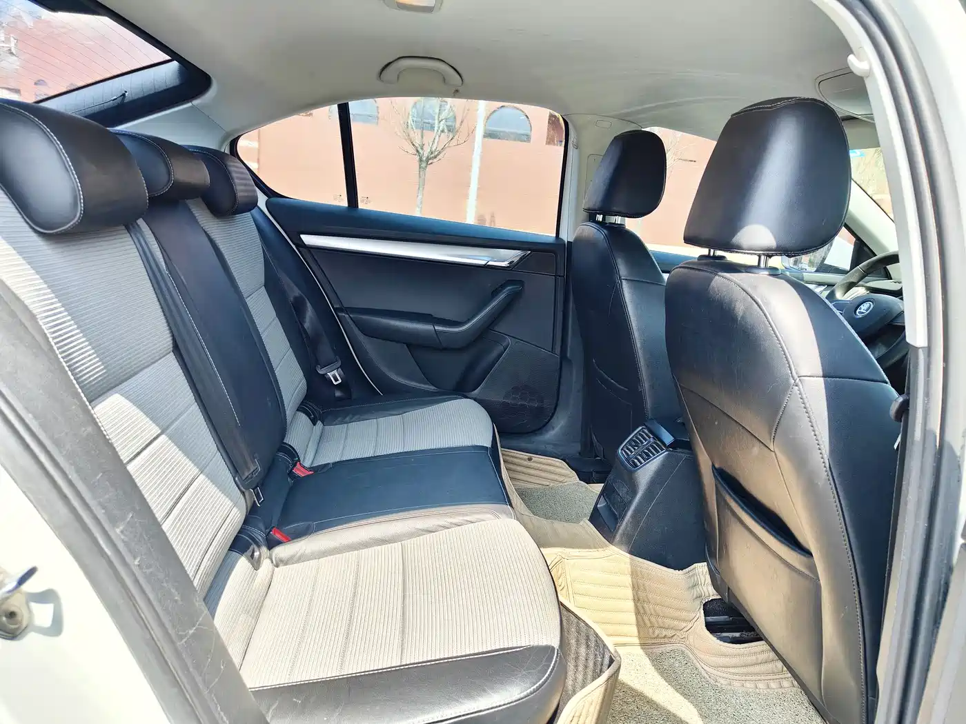 Škoda Octavia 2016 1.6L Manual Pioneer Edition фото 7