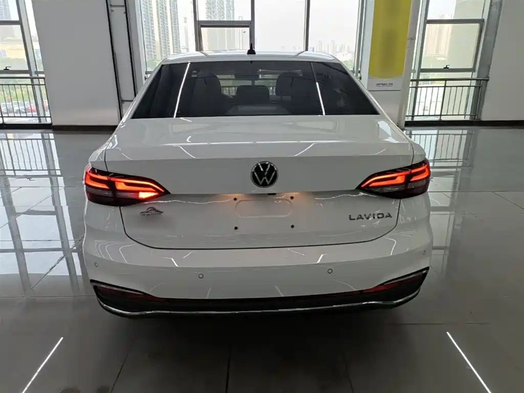 Volkswagen Lavida 2023 1.5L Auto Five Million Edition фото 6