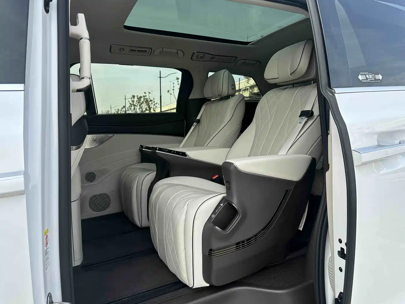 Denza D9 2024 DM-i 980 AWD Prestige фото 9