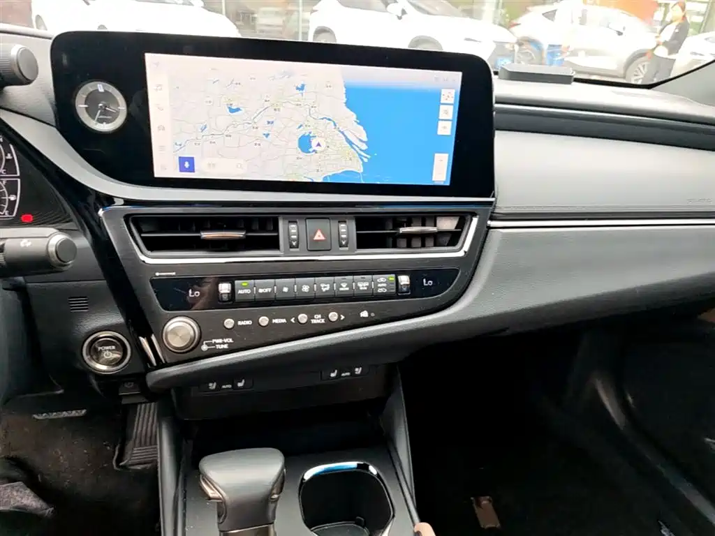 Lexus ES 2022 300h Ultimate Edition фото 20