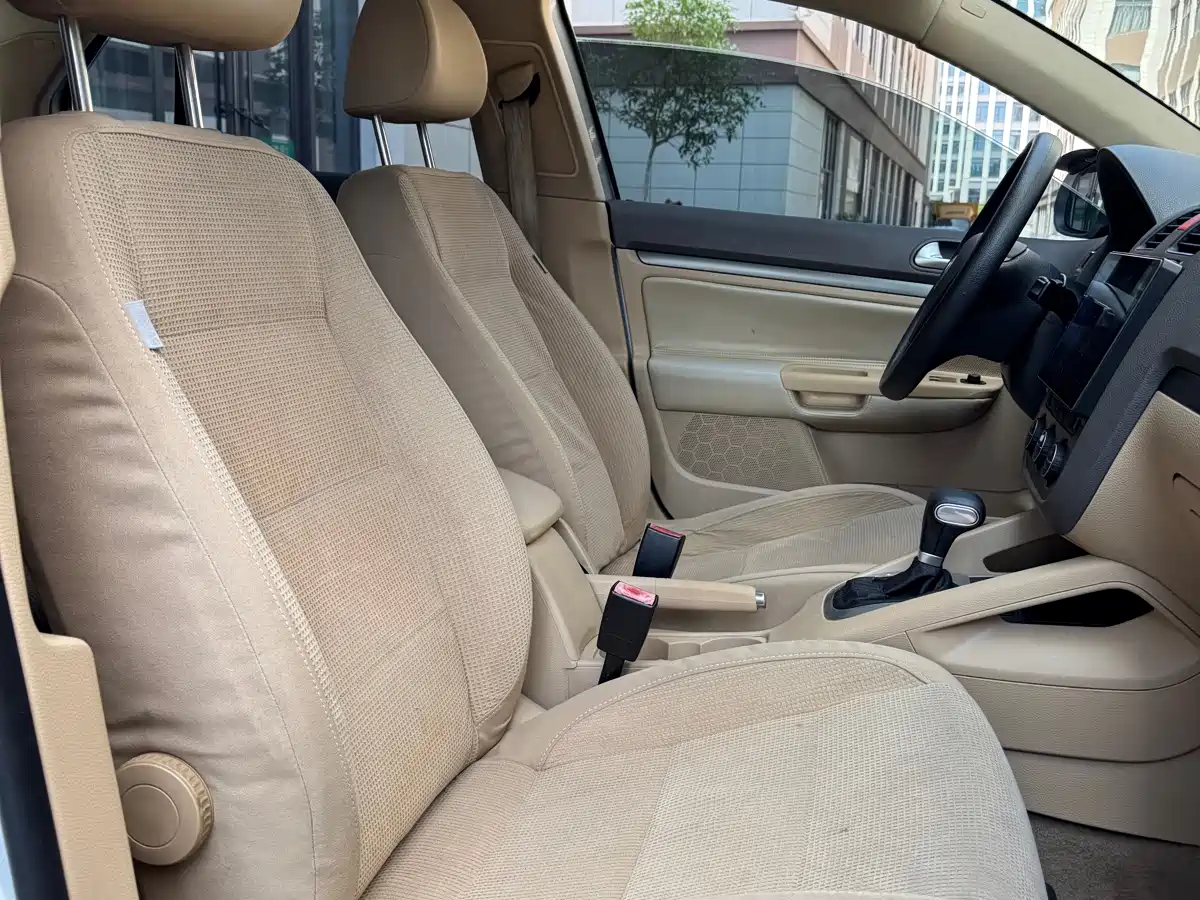 Volkswagen Sagitar 2009 2.0L Automatic Leather Edition фото 13