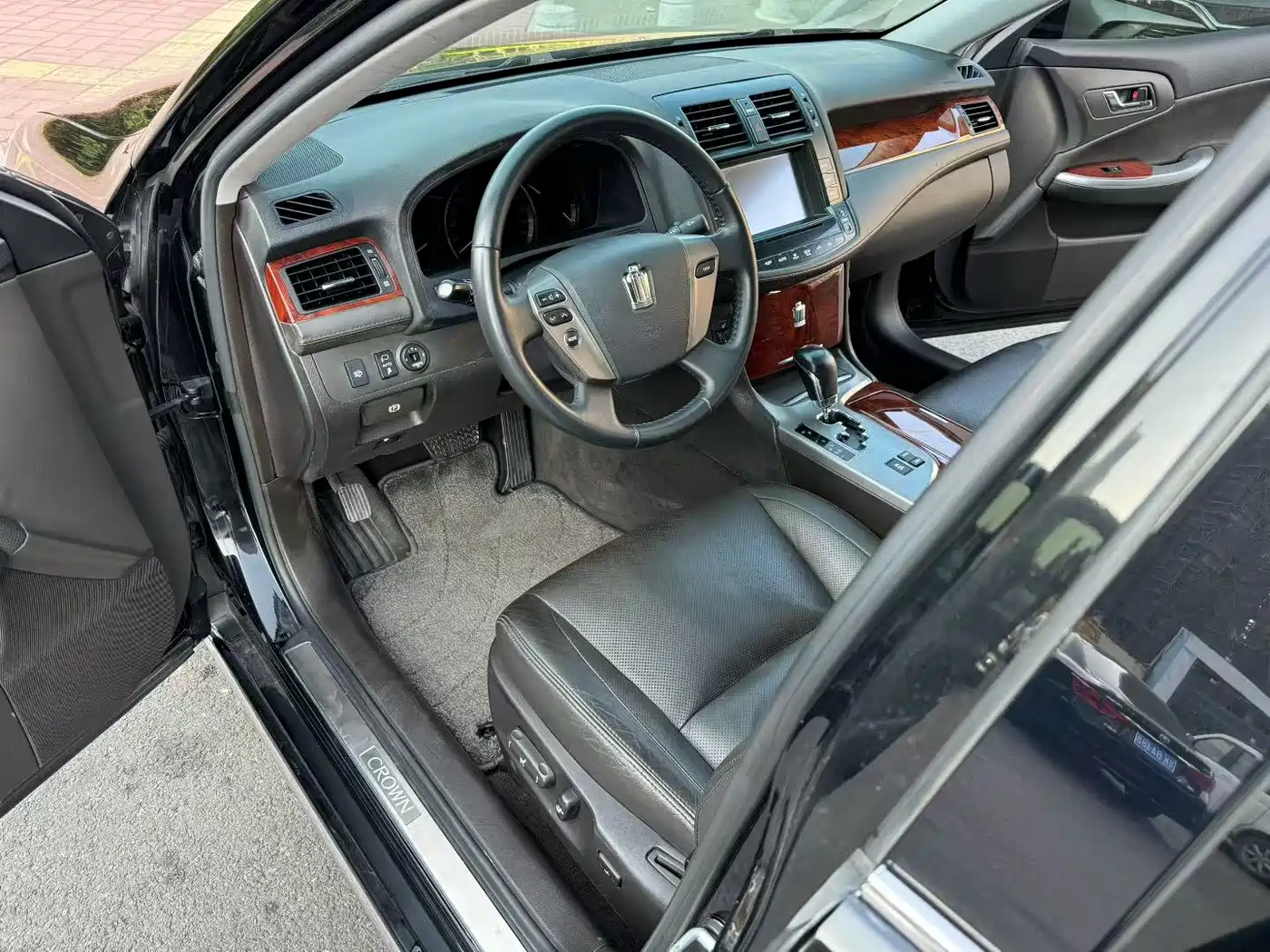 Toyota Crown 2012 2.5L Royal Leather Edition фото 4