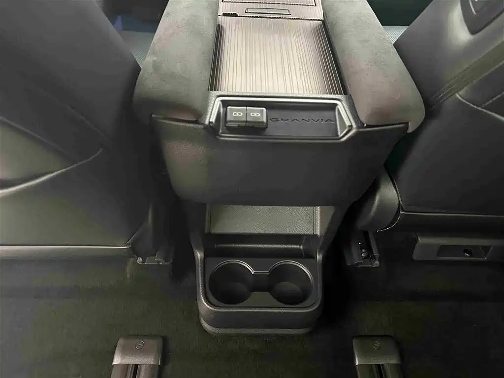 Toyota Granvia 2024 2.5L Hybrid Premium PLUS 4WD Edition фото 12