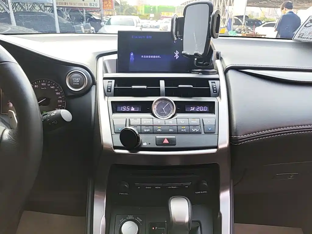 Lexus NX 2015 200t AWD F Sport фото 13
