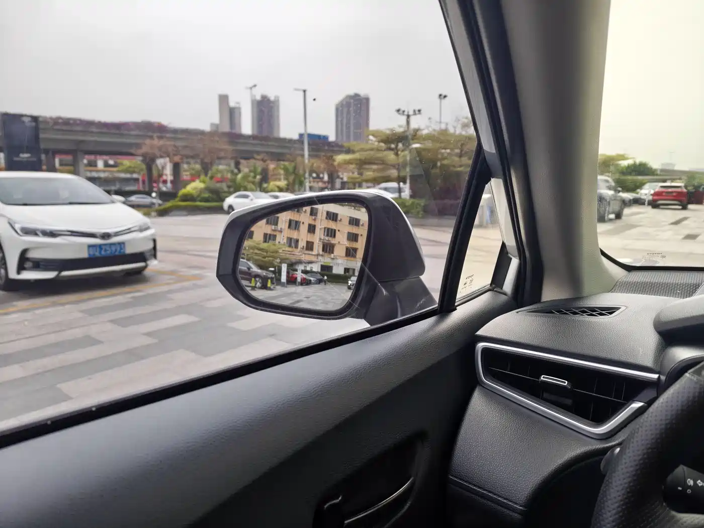 Toyota Frontlander 2022 2.0L CVT Leading Edition фото 23