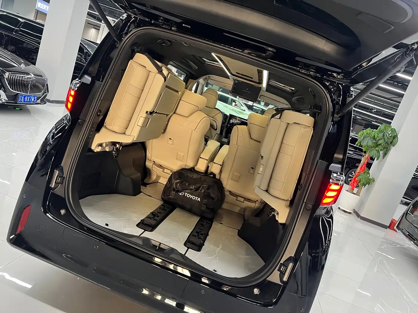 Toyota Alphard 2024 Hybrid 2.5L Ultimate Enjoyment Edition фото 8