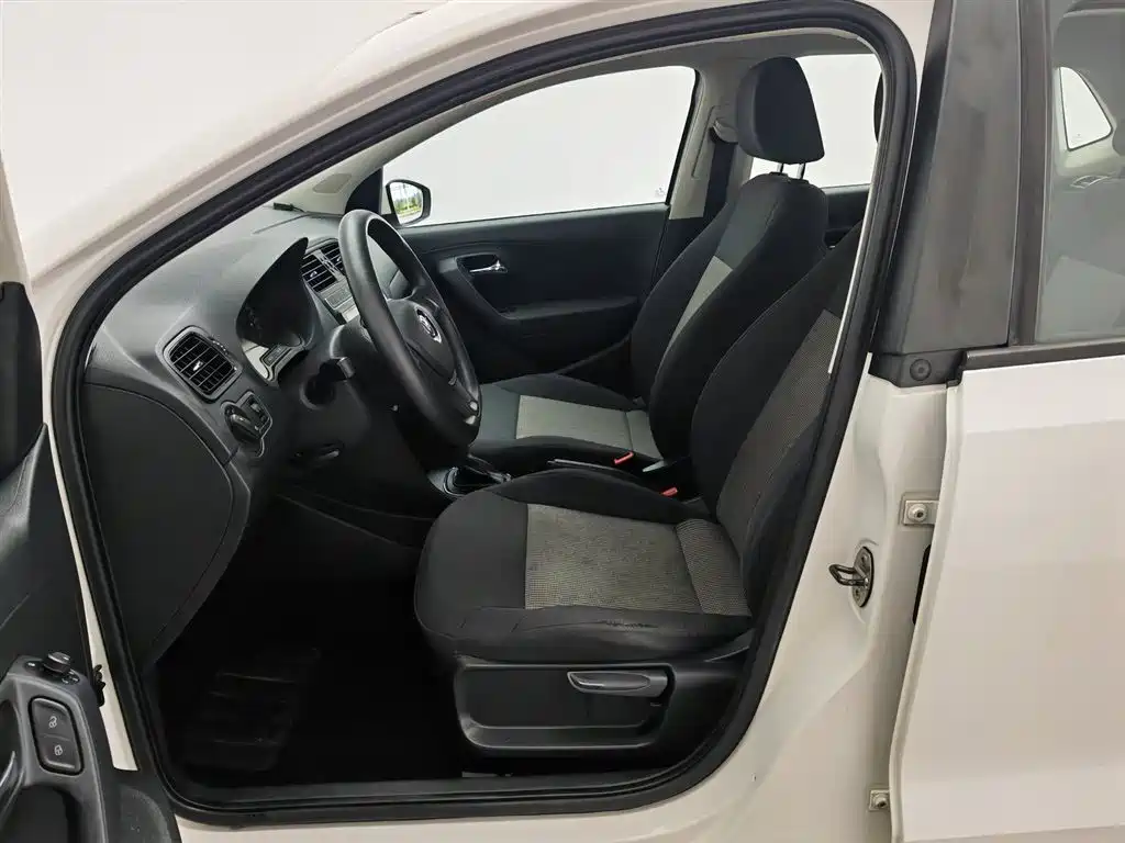Volkswagen Polo 2016 1.4L Automatic Trend фото 10