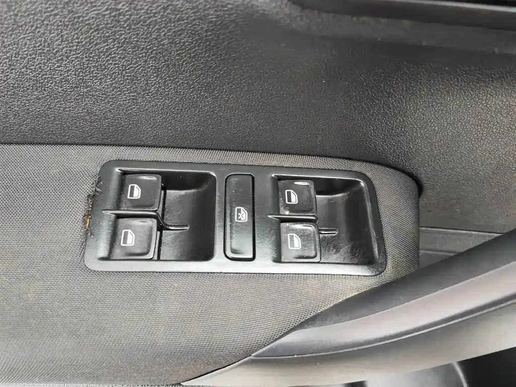 Volkswagen Polo 2016 1.4L Automatic Trend фото 9
